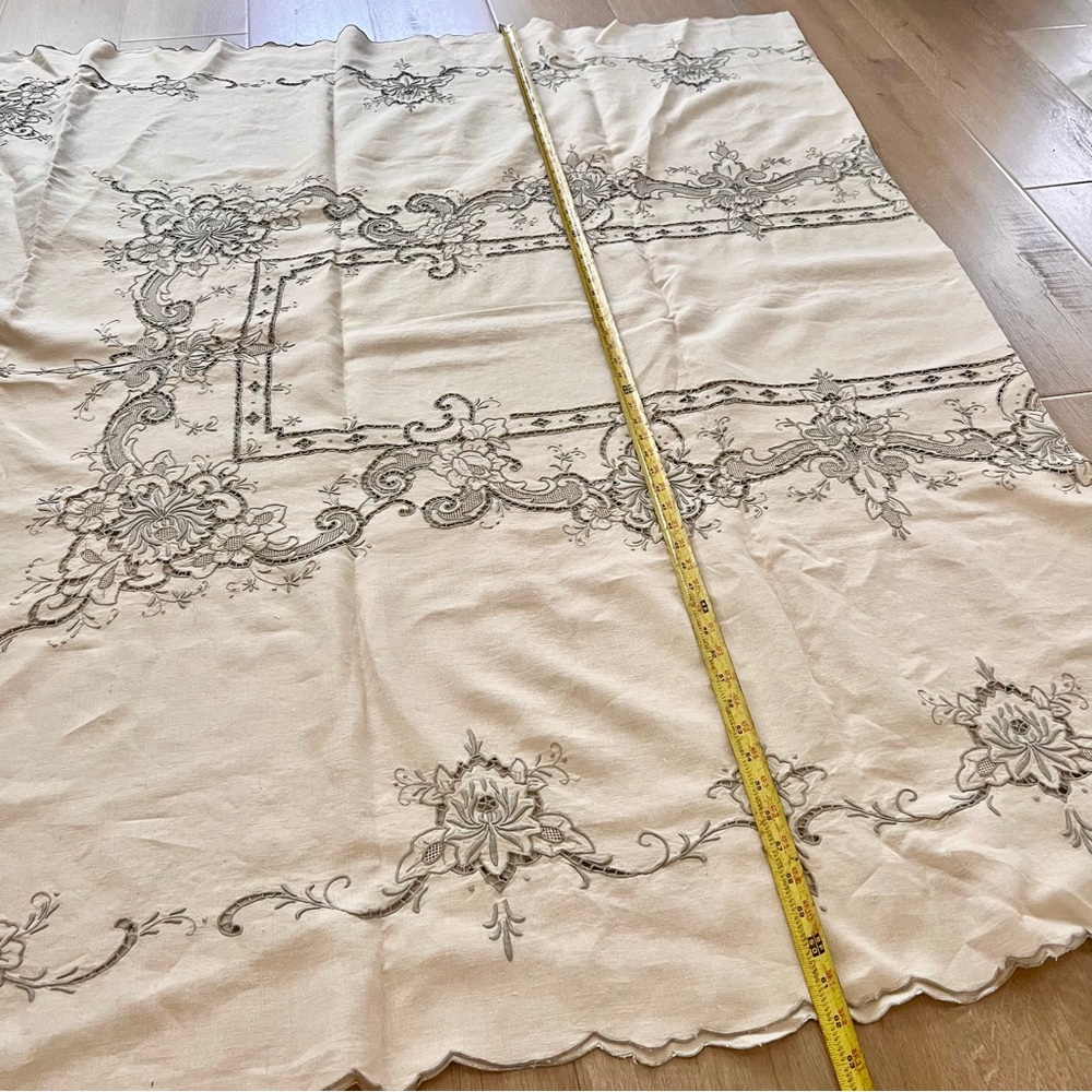 Vtg Madeira Embroidered Cutwork Lace Floral Linen Tablecloth 113”x62” & Napkins - Picture 8 of 10